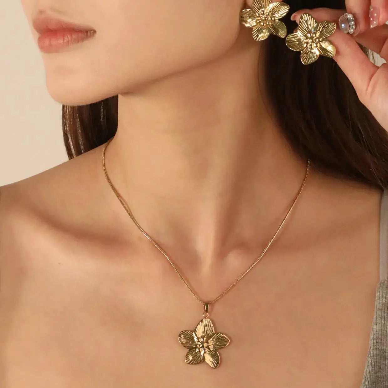 Women's Flower Earrings & Necklace Set