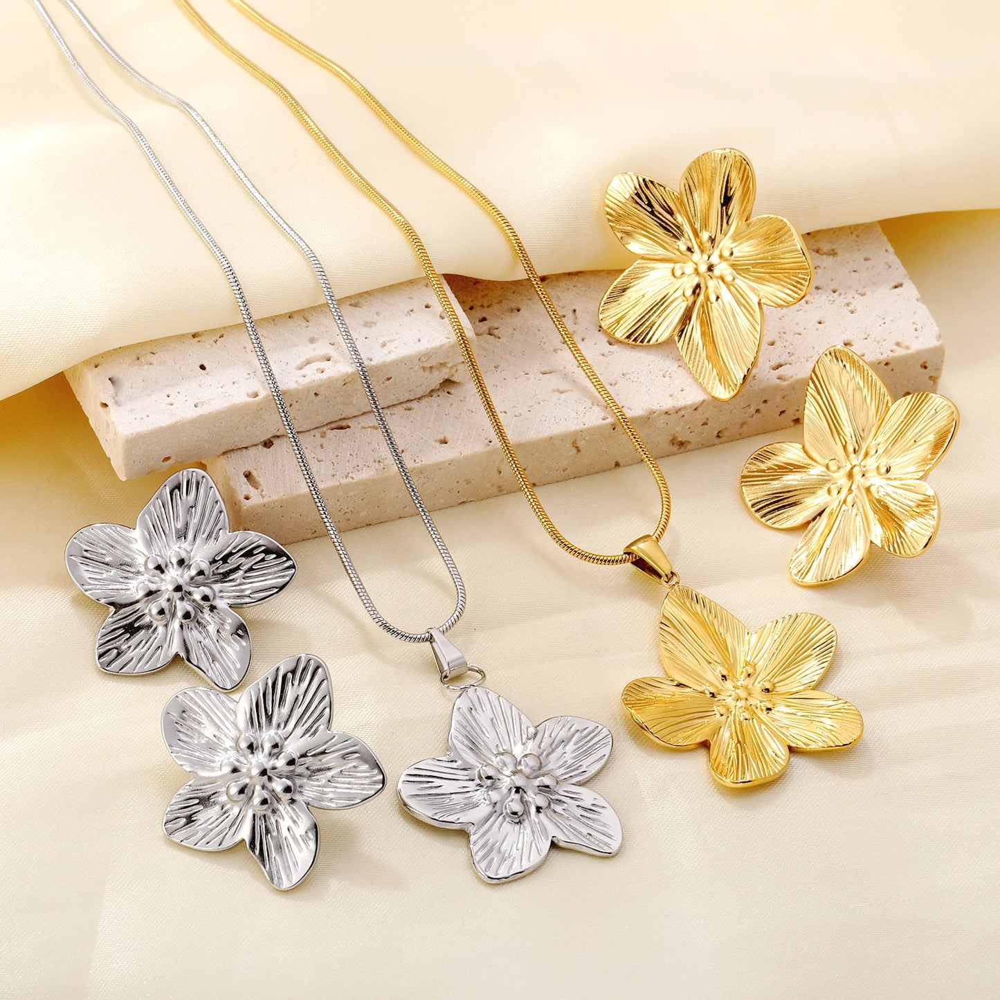 Women's Flower Earrings & Necklace Set